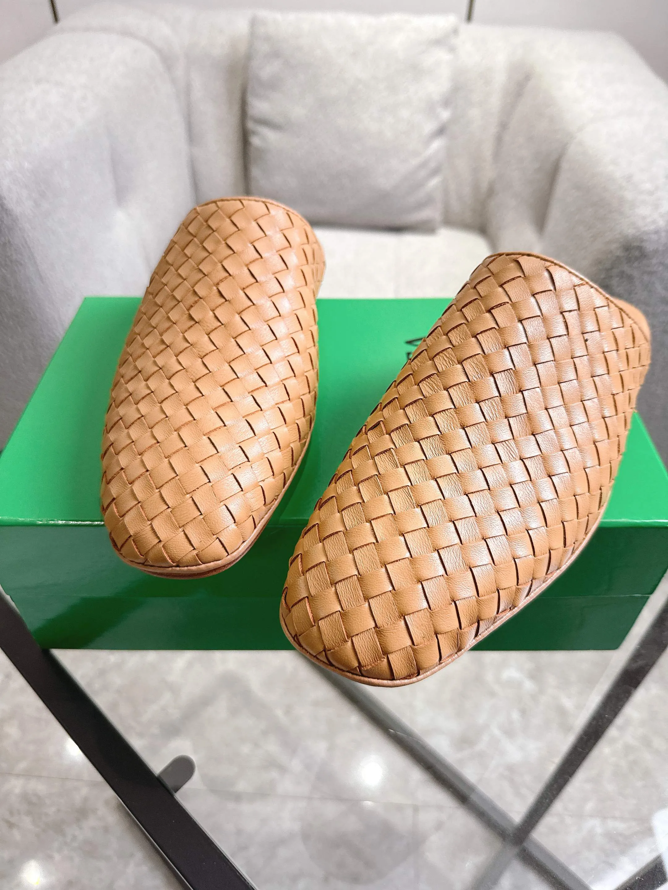 [BV] Top P: 720💰Size for couples: 35-44 (40.41 for women, 38 for men, 45.46.47, custom-made and non-returnable) Bottega Veneta 2025 Autumn counter synchronized genuine leather outsole classic woven half-drag couple model Bottega Veneta square-toe flat shoes, imported mixed sheepskin, imported sheep! Leather outsole! [Rose][Rose]! Purely hand-woven and operated, the original board is reproduced one-to-one! quality assurance!